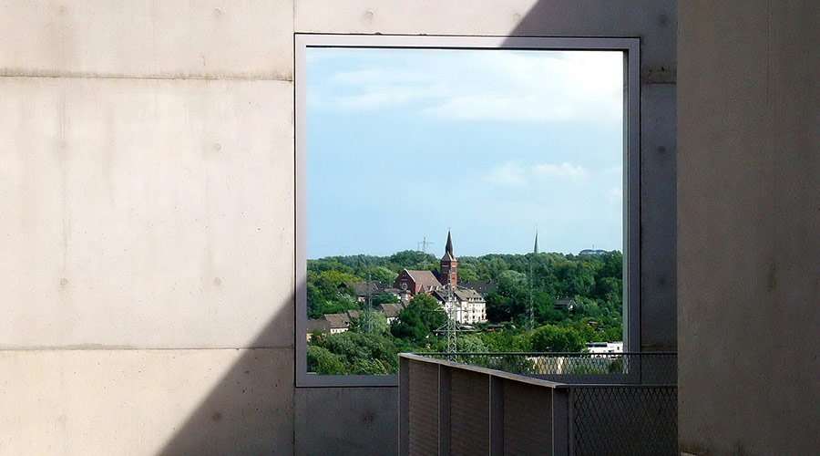 Blick aus dem SANAA Gebäude auf die Immanuelkirche